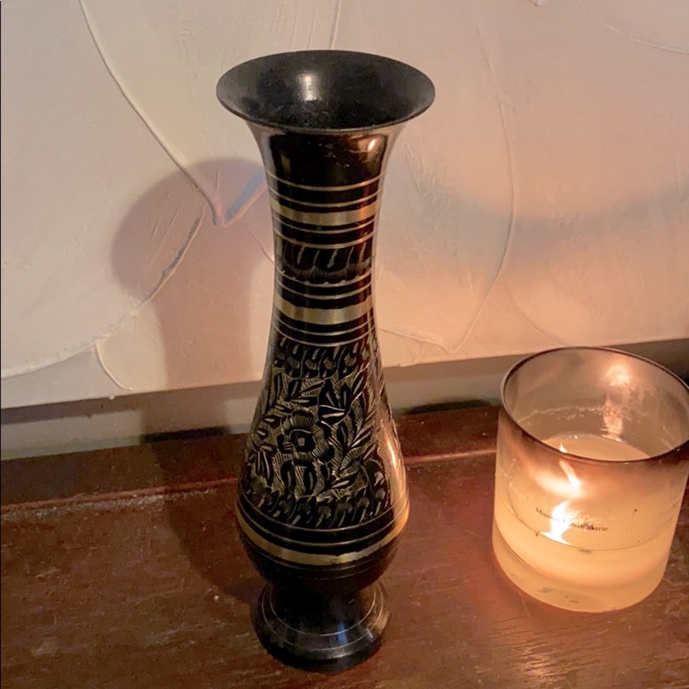 Beautiful vase! Black with gold leaf design